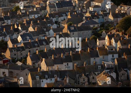 Coucher de soleil sur une rangée de maisons en terrasse le 20 juillet 2020 à Portland, Dorset, au Royaume-Uni.Photo de Sam Mellish Banque D'Images