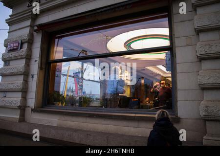 Le buste de l'ancien président tchèque Vaclav Havel a été dévoilé au café Slavia à Prague, République tchèque, le 17 novembre 2021, à l'occasion du 32e Banque D'Images