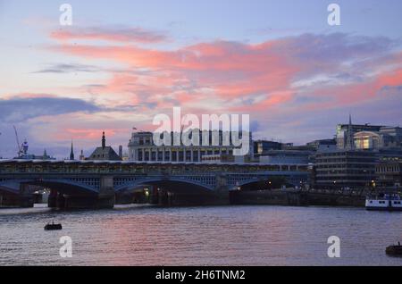 La magnifique ligne d'horizon de Londres en plusieurs photos panoramiques prises au coucher du soleil pendant une journée d'automne nuageux. Banque D'Images