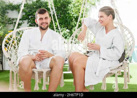 femme passant une journée romantique avec son mari à l'extérieur Banque D'Images
