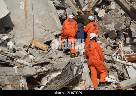 Des soldats israéliens de l'unité de secours du Commandement du front intérieur et des membres de l'équipe d'identification des victimes de catastrophes de Zaka traversent les décombres d'un bâtiment qui s'est effondré, puisqu'ils participent à un exercice de recherche et de sauvetage sur un grand site de démolition le 16 novembre 2021 à tel Aviv, Israël.Le forage Home Front a simulé une opération de recherche et de sauvetage se préparant à des scénarios qui pourraient détruire des bâtiments et piéger des citoyens à la suite d'un tremblement de terre majeur ou de barrages massifs de roquettes. Banque D'Images