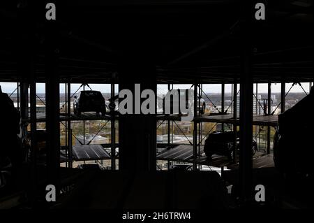Wolfsburg, Allemagne.11 novembre 2021.Vue de l'intérieur d'une tour de voiture dans l'Autostadt, les voitures sont prêtes à être prises en charge, centre de livraison pour les nouvelles voitures, le 11/11/2021 à Wolfsburg/Allemagne.Crédit : dpa/Alay Live News Banque D'Images