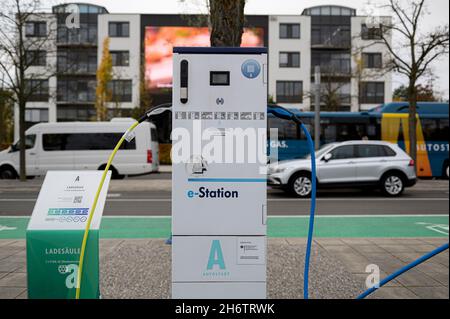 Wolfsburg, Allemagne.11 novembre 2021. e-Stadion, boîte murale pour la recharge des e-cars devant l'Autostadt, on 11.11.2021 à Wolfsburg/Allemagne.Crédit : dpa/Alay Live News Banque D'Images