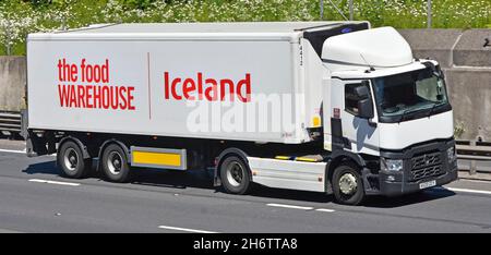 Vue de face et de côté Islande publicité entrepôt alimentaire aliments surgelés et épicerie vente au détail chaîne logistique livraison camion et remorque autoroute britannique Banque D'Images