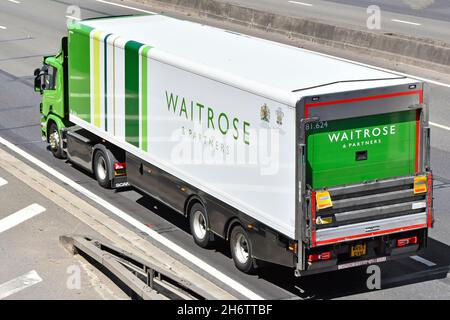 Vue aérienne latérale et arrière du supermarché d'affaires en ligne Waitrose chaîne d'approvisionnement alimentaire livraison de camions et de remorques sur l'autoroute britannique Banque D'Images