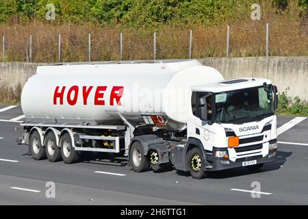 Activité de Hoyer dans la logistique en vrac pour l'industrie des produits chimiques pétroliers vue latérale et frontale du logo de la marque de camion hgv sur la remorque de camion-citerne conduite sur l'autoroute britannique Banque D'Images