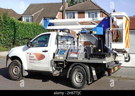 Gros plan sur le côté du logo UK Power Networks monté sur camion sur le pont élévateur mobile de la remorque et la plate-forme d'accès avec panneau de commande Brentwood Essex England UK Banque D'Images