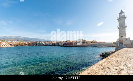 Phare avec vieux port vénitien dans la ville de Chania sur l'île de Crète, Grèce. Banque D'Images
