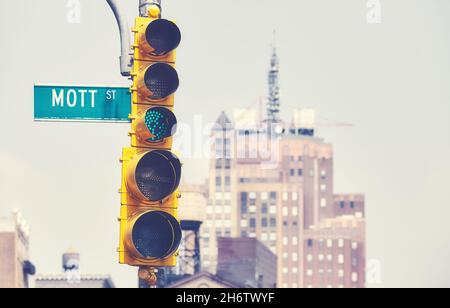 Feux de signalisation à Mott Street, couleurs appliquées, New York City, Etats-Unis. Banque D'Images
