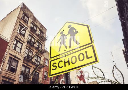 Panneau de croisement d'école à New York, couleur appliquée, États-Unis. Banque D'Images