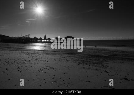 La jetée de Clacton on Sea est silhouetée par le soleil levant.Essex Royaume-Uni.Avril 2021 Banque D'Images