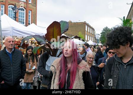 Marché aux fleurs de Columbia Road les gens achetant des plantes fleurs dans la rue aux stands du marché le dimanche en novembre 2021 East London UK KATHY DEWITT Banque D'Images