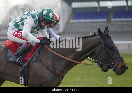 Photo du dossier datée du 09-01-2021 de Smarty Wild monté par Richard Johnson (à gauche) Clear le dernier à gagner les Ladbrokes où la Nation joue handicap Chase.Smarty Wild peut dompter l'opposition dans les événements à Ascot handicap Chase.Date d'émission : jeudi 18 novembre 2021. Banque D'Images