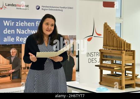 Potsdam, Allemagne.18 novembre 2021.Manja Schüle (SPD), ministre de la recherche, de la science et de la culture du Brandebourg, présente l'organe modulaire comme instrument de l'année au Parlement de l'État.L'orgue, construit par la société de construction d'orgue W. Sauer à Müllrose, peut être démonté en ses composants individuels et remonté.Il est utilisé dans les écoles et pour les événements de préparation professionnelle.Credit: Bernd Settnik/dpa/Alay Live News Banque D'Images