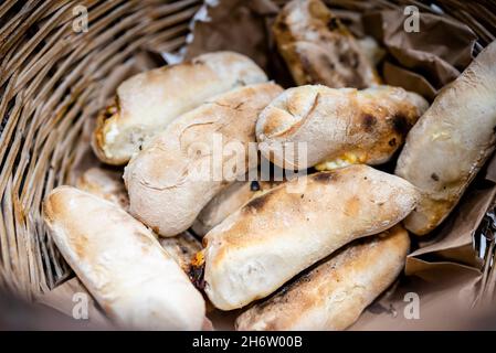 Petits pains traditionnels au fromage et à la viande chorico cuits au four à bois, Faro, Portugal Banque D'Images