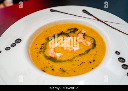 Soupe froide salmorejo servie avec des crevettes en Sierra Nevada, Espagne Banque D'Images