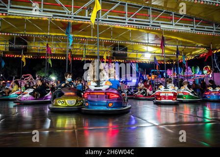 Faro, Portugal - 22 octobre 2021 : les enfants s'amusent à conduire des autos tamponneuses au Festival de Santa Iria Banque D'Images