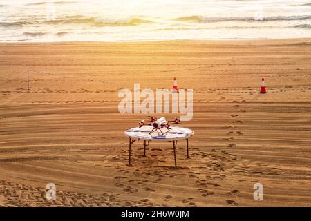 plate-forme de décollage et drone prêts pour la surveillance de plage Banque D'Images