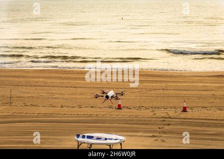 plate-forme de décollage et drone prêts pour la surveillance de plage Banque D'Images