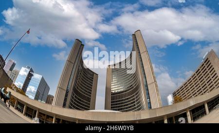 Vue panoramique sur le nouvel hôtel de ville de Nathan Phillips Square, dans le quartier du centre-ville.Nov18, 2021 Banque D'Images