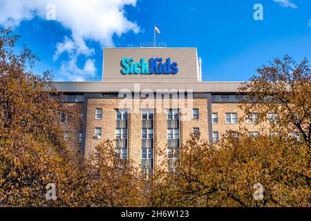 Le logo SickKids Hospital se trouve au-dessus d'un bâtiment du quartier du centre-ville18, 2021 Banque D'Images