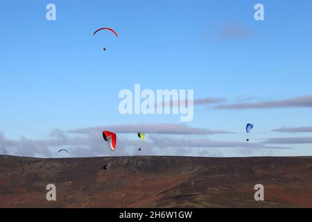 Parapente au-dessus d'Edale à MAM Tor, Castleton, Hope Valley, High Peak, Derbyshire,East Midlands, Angleterre, Grande-Bretagne, Royaume-Uni, Europe Banque D'Images