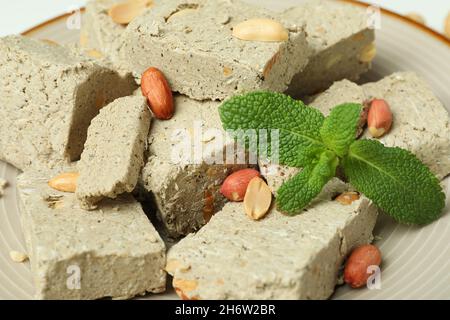 Halva avec noix et menthe sur l'assiette, gros plan Banque D'Images