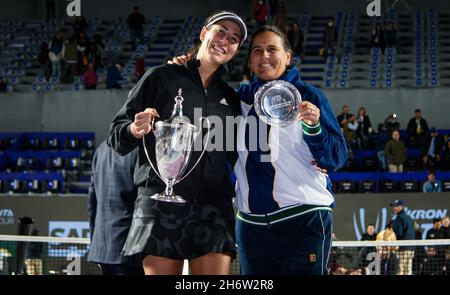 Garbine Muguruza d'Espagne avec l'entraîneur Conchita Martinez après avoir remporté la finale contre Anet Kontaveit d'Estonie des finales Akron WTA Guadalajara 2021, Masters WTA tennis Tournoi le 17 novembre 2021 à Guadalajara, Mexique - photo: Rob Prange/DPPI/LiveMedia Banque D'Images