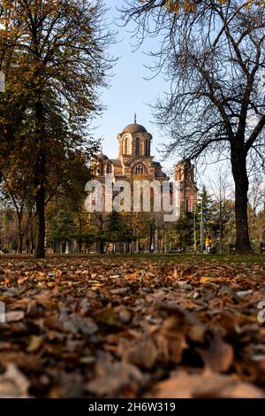 BELGRADE, Serbie - 15 novembre 2021 - Église Saint-Marc (crkva Svetog Marka en serbe).Église orthodoxe située dans le parc de Tasmajdan à l'été Banque D'Images