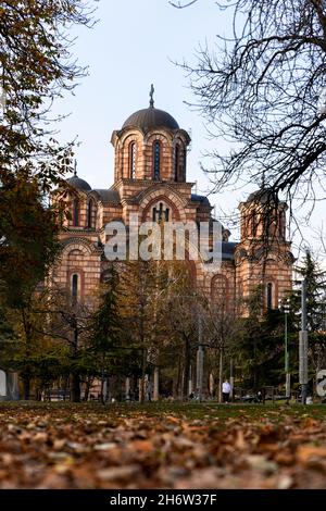 BELGRADE, Serbie - 15 novembre 2021 - Église Saint-Marc (crkva Svetog Marka en serbe).Église orthodoxe située dans le parc de Tasmajdan à l'été Banque D'Images