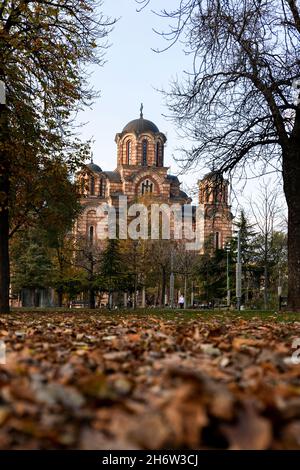 BELGRADE, Serbie - 15 novembre 2021 - Église Saint-Marc (crkva Svetog Marka en serbe).Église orthodoxe située dans le parc de Tasmajdan à l'été Banque D'Images