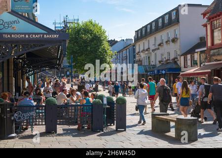 Keswick Cumbria, vue sur une journée d'été de personnes shopping ou de détente aux tables de café dans la rue principale, Keswick, Cumbria, Angleterre, Royaume-Uni Banque D'Images