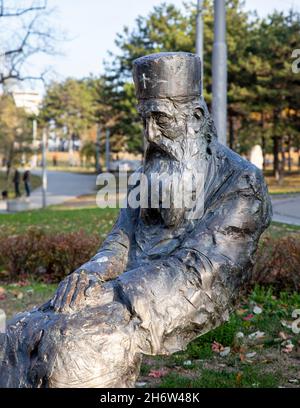 Belgrade, Serbie - 15 novembre 2021 : statue du patriarche serbe Pavle de l'église orthodoxe serbe, dans le parc de Tasmajdan, près de l'église Saint-Marc en be Banque D'Images