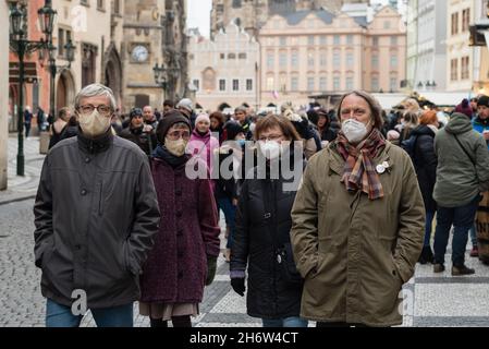 Prague, République tchèque.17 novembre 2021.Les personnes portant des masques protecteurs contre la propagation du coronavirus marchent sur la place de la Vieille ville pendant le mémorial de la Révolution de velours à Prague.malgré le fait qu'il y a plus de 22,000 personnes positives covid-19 testées par jour,Les gens se sont rassemblés dans le centre de Prague pour commémorer le 32e anniversaire de la Révolution de velours de 1989.Crédit : SOPA Images Limited/Alamy Live News Banque D'Images