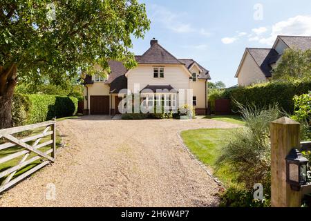 Belchamp St Paul, Angleterre - août 22 2019 : maison britannique moderne à l'apparence traditionnelle avec revêtement en bois, baie vitrée et à l'arrière de la route Banque D'Images