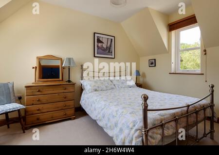 Belchamp St Paul, Angleterre - août 22 2019 : chambre à coucher à l'apparence traditionnelle avec lit en fer, mobilier et décoration de qualité Banque D'Images