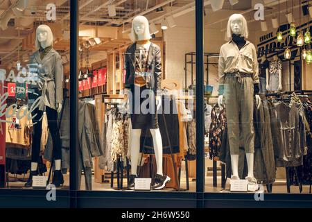 POLOGNE, BYDGOSZCZ - 1 mars 2020 : mannequins à la mode avec une coiffure de bob dans la vitrine.Pantalon, jupe, chemise, blouse, veste noire en cuir Banque D'Images