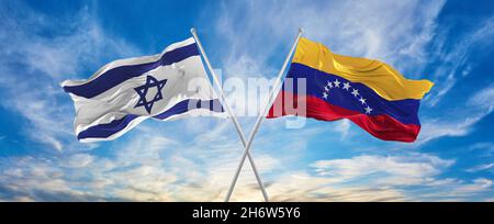 Drapeaux nationaux croisés d'Israël et drapeau du Venezuela agitant dans le vent à ciel nuageux.Symbolisant la relation, le dialogue, voyager entre deux pays Banque D'Images