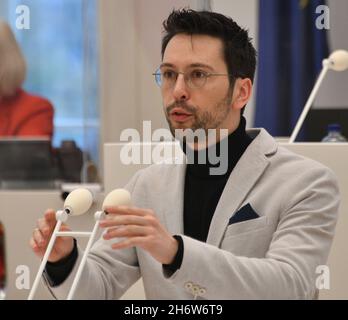 Potsdam, Allemagne.18 novembre 2021.Dennis Hohloch (AfD) intervient dans le débat sur le Parlement de l'État.Les députés discutent, entre autres, d'une motion de l'AfD sur l'éducation et Corona, sur la lutte contre la violence à l'égard des femmes et sur une loi visant à ajuster le fonds de sauvetage municipal.Credit: Bernd Settnik/dpa/Alay Live News Banque D'Images