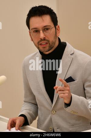 Potsdam, Allemagne.18 novembre 2021.Dennis Hohloch (AfD) intervient dans le débat sur le Parlement de l'État.Les députés discutent, entre autres, d'une motion de l'AfD sur l'éducation et Corona, sur la lutte contre la violence à l'égard des femmes et sur une loi visant à ajuster le fonds de sauvetage municipal.Credit: Bernd Settnik/dpa/Alay Live News Banque D'Images