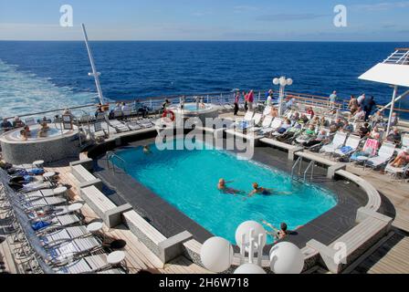 Les passagers se détendent au soleil près de la piscine sur un bateau de croisière, en mer du Nord Banque D'Images