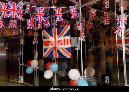 Drapeaux d'Union et ballons rouges, blancs et bleus à l'intérieur d'un paquebot de croisière pour accueillir les invités pour une soirée de divertissement basée au Royaume-Uni Banque D'Images