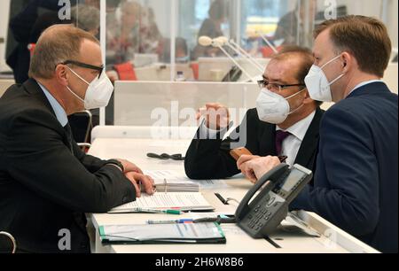 Potsdam, Allemagne.18 novembre 2021.Michael Stübgen (CDU, l-r), ministre de l'intérieur et des Affaires municipales de l'État de Brandebourg, s'entretient avec Jörg Vogelsänger (SPD) et Steeven Breetz (CDU) avant le début de la session du Parlement d'État.Entre autres choses, les députés discutent d'une motion de l'AfD sur l'éducation et Corona, sur la lutte contre la violence à l'égard des femmes et sur une loi visant à ajuster le fonds de secours municipal.Credit: Bernd Settnik/dpa/Alay Live News Banque D'Images