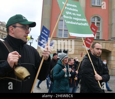 Potsdam, Allemagne.18 novembre 2021.Les agriculteurs protestent devant le Parlement lors de la dernière session du Parlement de l'État.Les députés discutent, entre autres choses, d'une motion de l'AfD sur l'éducation et Corona, sur la lutte contre la violence à l'égard des femmes et sur une loi visant à ajuster le fonds de sauvetage municipal au cours de l'heure actuelle.Credit: Bernd Settnik/dpa/Alay Live News Banque D'Images