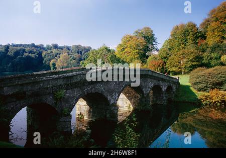 Le C18e pont palladien à Stourhead Garden, Wiltshire, Angleterre, Royaume-Uni, construit en 1762,Basé sur un pont à Vicenza conçu par Palladio.Photo de film transparent de 1992. Banque D'Images