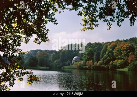 Couleur d'automne au Stourhead Garden, Wiltshire, Angleterre, Royaume-Uni, montrant le Panthéon,Conçu par Henry Flitcroft et construit en 1753, sur la rive opposée.Photo de film transparent de 1992. Banque D'Images