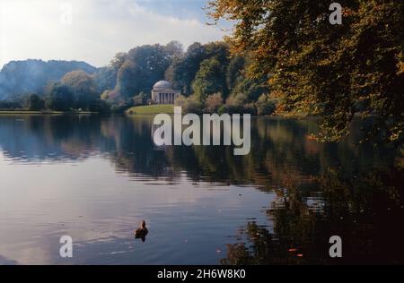 Couleur d'automne au Stourhead Garden, Wiltshire, Angleterre, Royaume-Uni, montrant le Panthéon,Conçu par Henry Flitcroft et construit en 1753, sur la rive opposée.Photo de film transparent de 1992. Banque D'Images