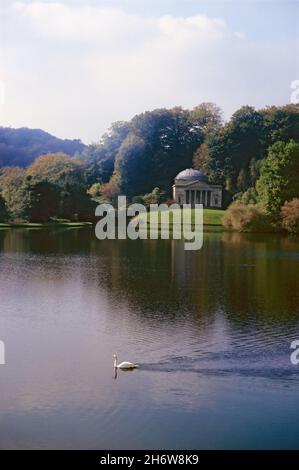 Couleur d'automne au Stourhead Garden, Wiltshire, Angleterre, Royaume-Uni, montrant le Panthéon,Conçu par Henry Flitcroft et construit en 1753, sur la rive opposée.Photo de film transparent de 1992. Banque D'Images