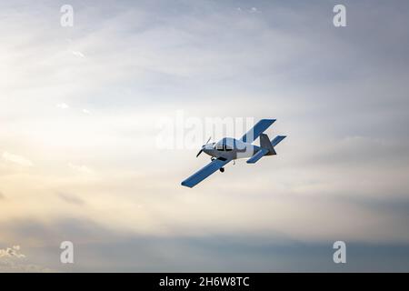 Petit jet privé moderne dans le ciel. Banque D'Images