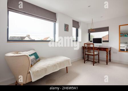 DRY Drayton, Angleterre - 2 août 2019: Chambre simple à la décoration clairsemée en blanc avec très peu de meubles et double fenêtre Banque D'Images